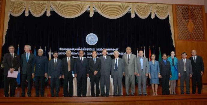 十二个国家和一个国际组织的代表签署了亚洲理工学院新宪章(AIT)。